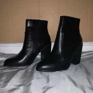 BLACK ANKLE HEELED BOOTS